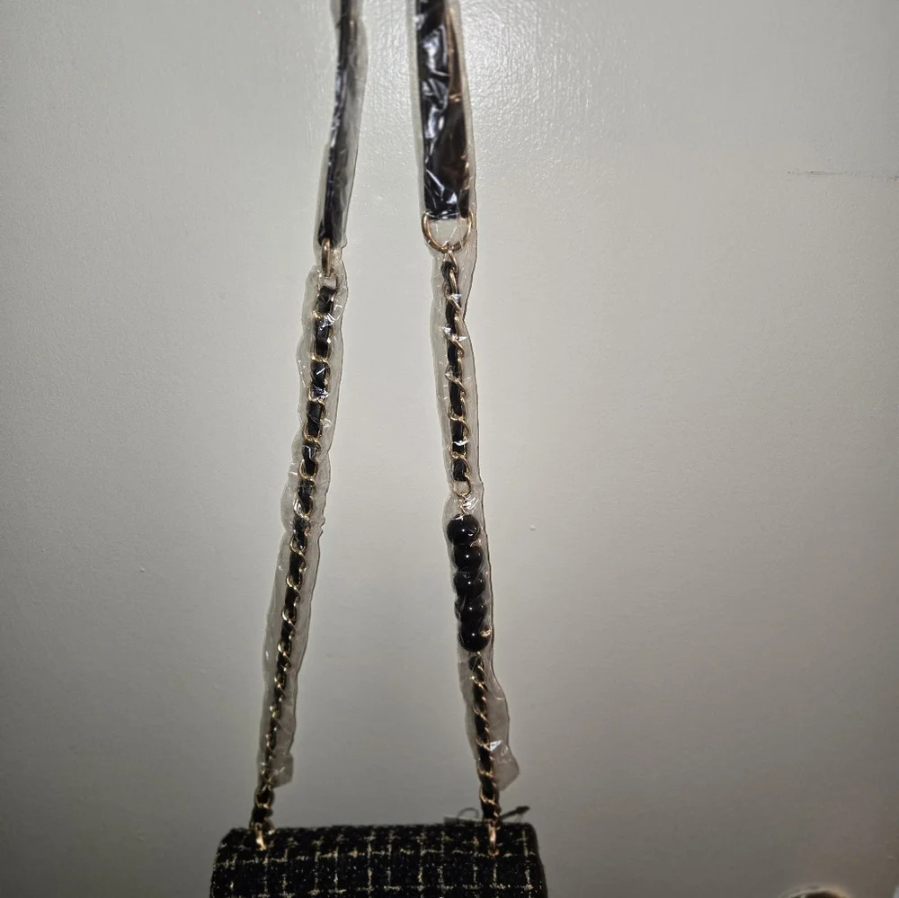NWT Badgley Mischka Black and gold textured messenger bag - Picture 5 of 8